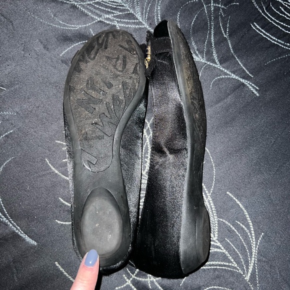 💕 nine West Open Toe Jeweled Black Satin Fabric Flats Size 8.5 - Picture 2 of 2
